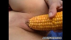 Inexperienced gf fucktoys her muff with corn outdoor