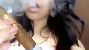 Instagram damsel smoke (mulher fumando charuto)