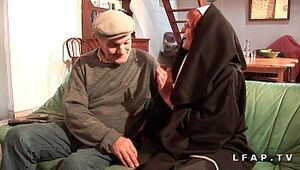 Une vieille nonne baisee et sodomisee par Papy et son-in-law pote