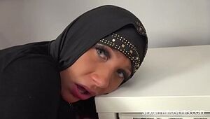Horny Muslim dame gets some trunk in her