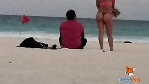 Mostrando el backside en tanga por la playa y calentando a hombres, solo dos se animaron a tocarme (Video Completo en mi colon premium de XVIDEOS)